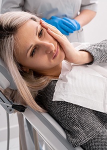 a patient visiting her emergency dentist